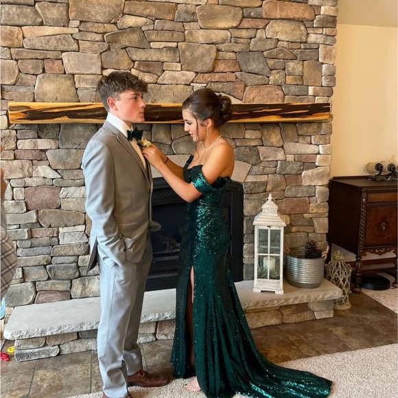 Stunning Sherri Hill emerald prom dress - Picture 2 of 6
